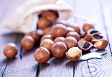 bir tablo üzerinde kahverengi macadamia