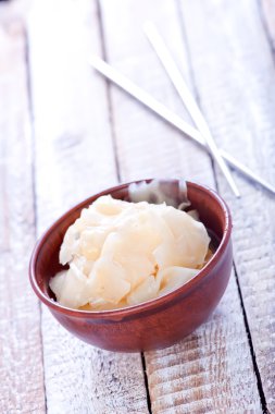 Seramik kase içinde zencefil