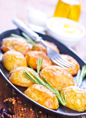 Plaka üzerinde fırında patates