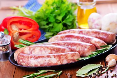 plaka üzerinde çiğ sosis 