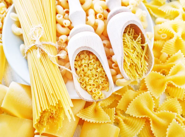 Pastas crudas sobre fondo — Foto de Stock