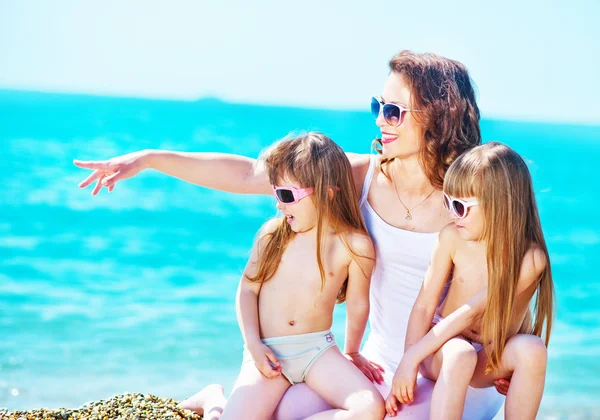 Frau mit zwei kleinen Mädchen — Stockfoto