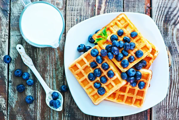 Waffeln mit Blaubeeren auf dem Teller — Stockfoto