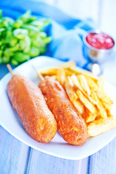 Leckere Corndogs auf dem Teller — Stockfoto