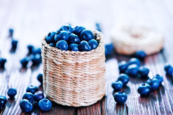 Friske blåbær på trebordet – stockfoto