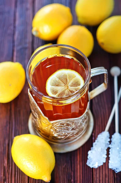 Té fresco con limón en taza —  Fotos de Stock