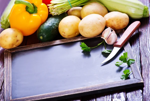 Surowe warzywa i nóż — Zdjęcie stockowe