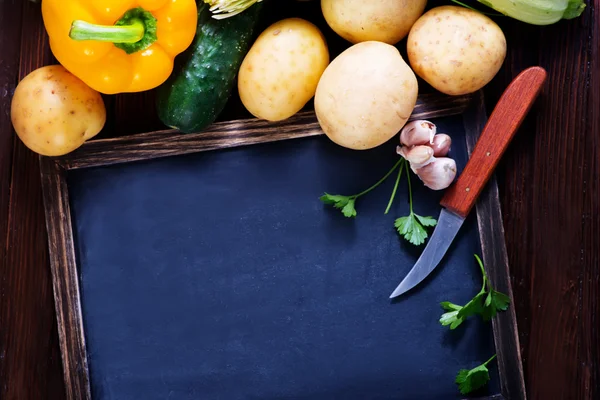 Syrovou zeleninu a nůž — Stock fotografie