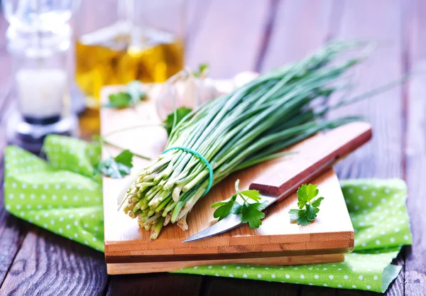 Cebola verde a bordo — Fotografia de Stock