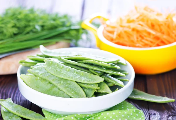 Green peas in bowl — Stock Photo, Image