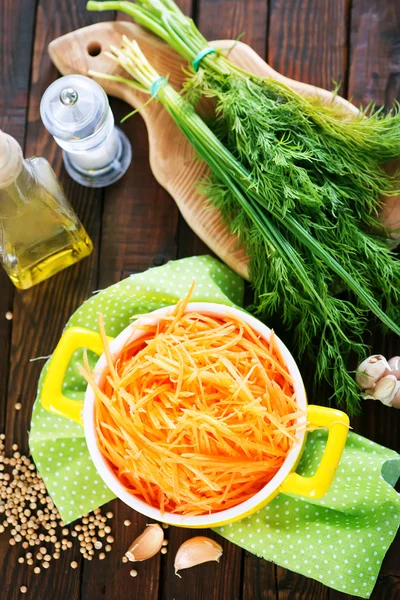Морковь в миске и на столе — стоковое фото