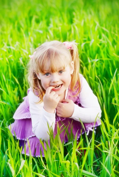 Girl in the summer   field — Stock Photo, Image