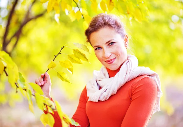 Junge Frau im Herbstpark — Stockfoto