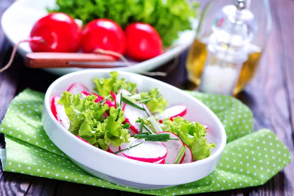 La ensalada del rábano en la escudilla — Foto de Stock