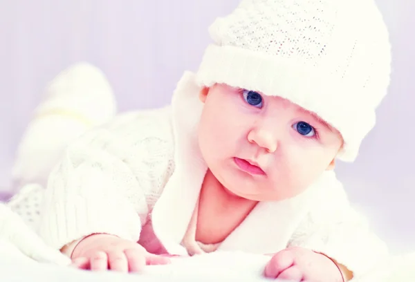 Fehér kötött ruha baba — Stock Fotó