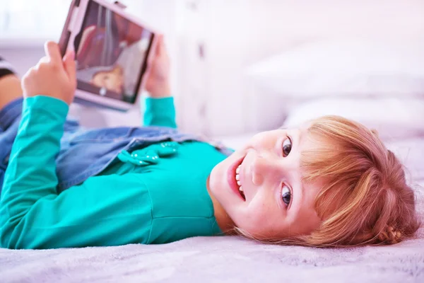 Barn leker på TabletPC — Stockfoto