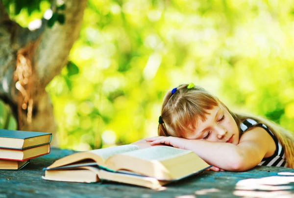 Gadis tidur di taman — Stok Foto