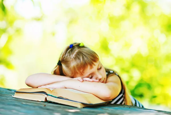 Ragazza che dorme nel parco — Foto Stock