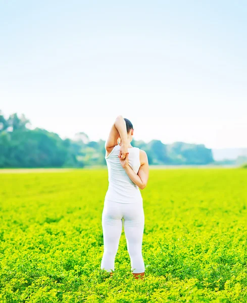 Younge woman doing exercises — Stock Photo, Image