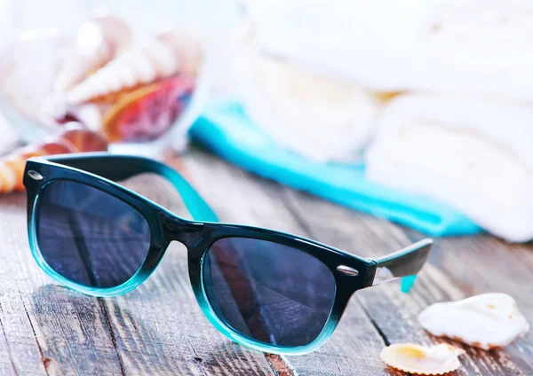 Sonnenbrille und Muscheln auf dem Rücken — Stockfoto