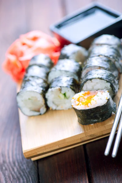 Leckeres Sushi auf Tablett — Stockfoto