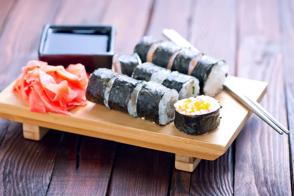 Lekker sushi op dienblad — Stockfoto