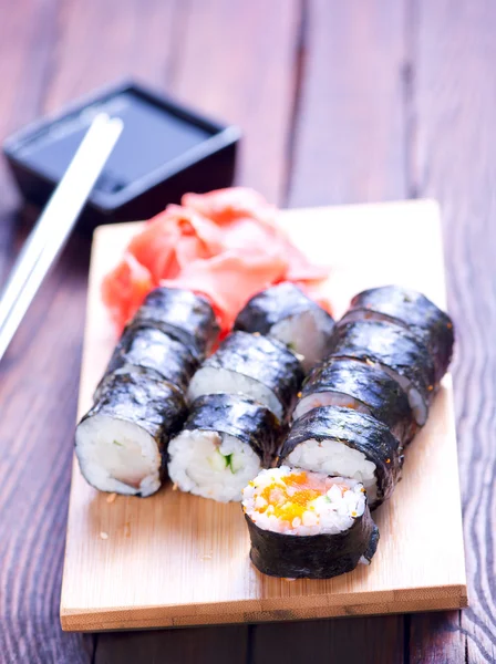 Lekker sushi op dienblad — Stockfoto