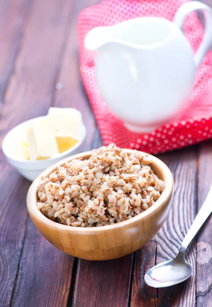 Buchweizen mit Milch und Butter — Stockfoto