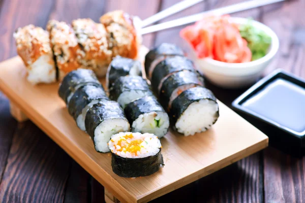 Lekker sushi op dienblad — Stockfoto