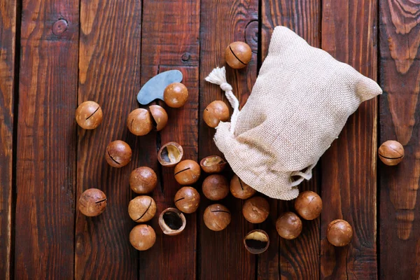 La macadamia castaña sobre la mesa — Foto de Stock