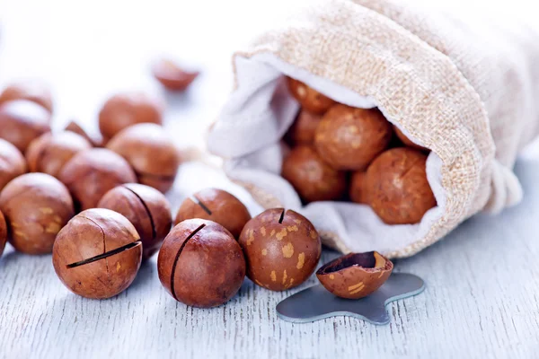 Braune Macadamia auf einem Tisch — Stockfoto