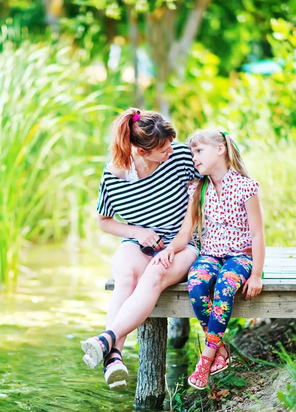 Mutter und Mädchen Holzponton — Stockfoto