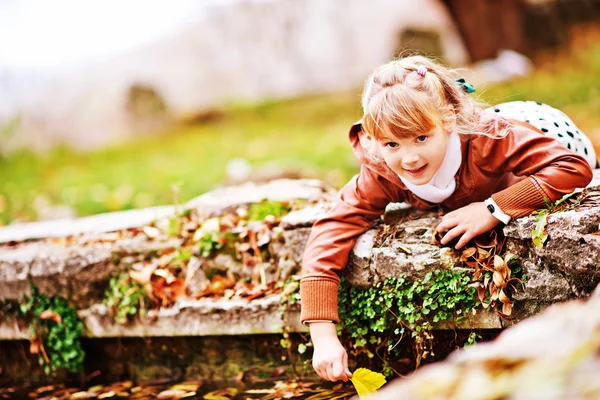 Dívka si hraje v podzimním parku — Stock fotografie