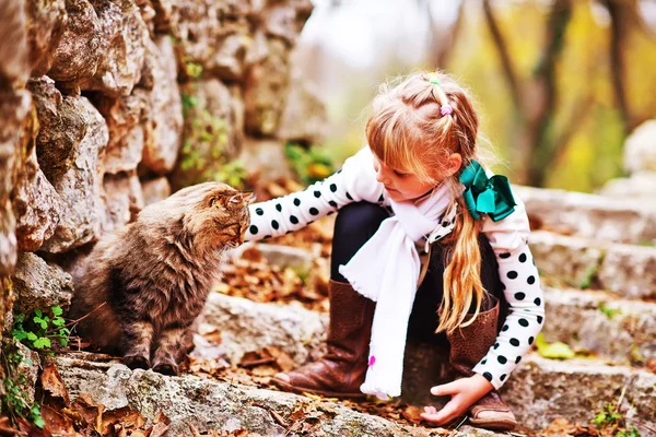 秋の公園で猫と女の子 — ストック写真