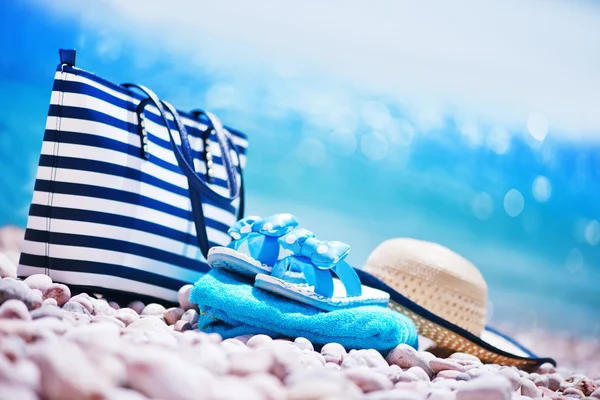 Fundo de verão com toalha azul — Fotografia de Stock