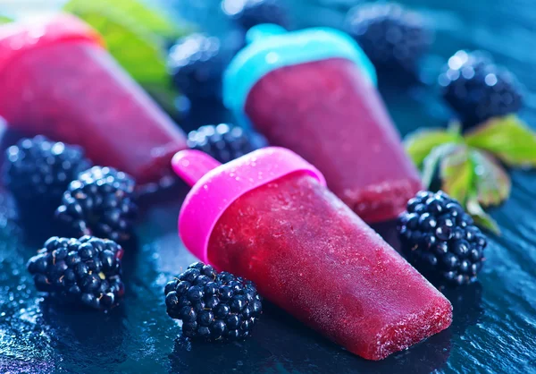 新鮮な果実とアイスクリーム — ストック写真