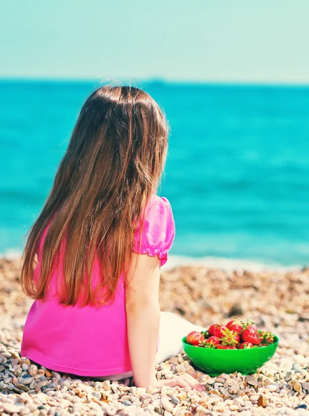 Girl eating strawberries — Stock Photo, Image