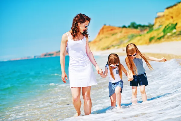 Kleine meisjes met hun moeder — Stockfoto