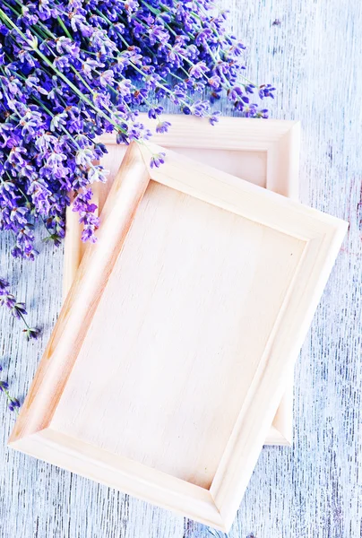 Lavendelblüten auf einem Tisch — Stockfoto