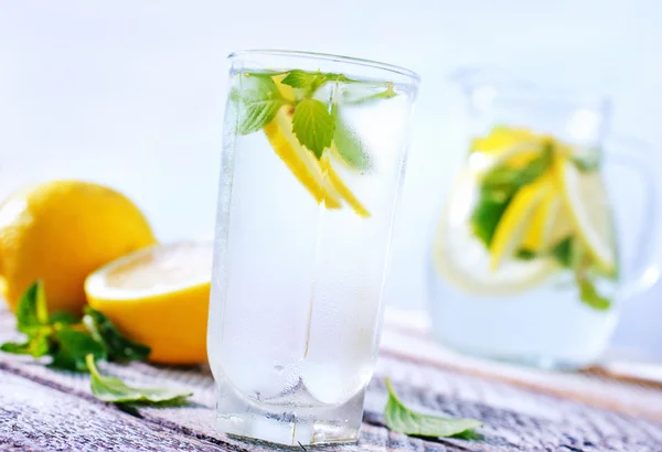 Färska lemonad i glas — Stockfoto