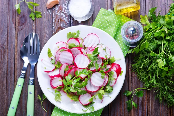 Salada de rabanete no prato — Fotografia de Stock