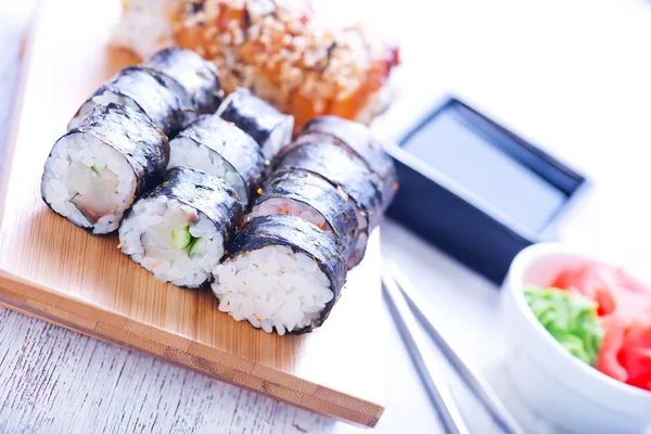 Frisches Sushi auf Tablett — Stockfoto