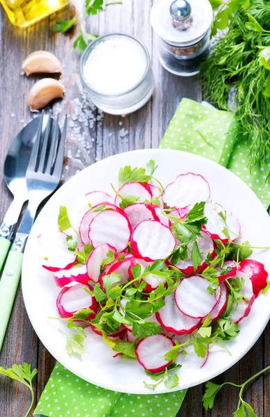 Salada de rabanete no prato — Fotografia de Stock