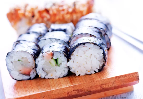 Sushis frais sur plateau — Photo