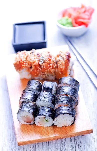 Sushi fresco su vassoio — Foto Stock
