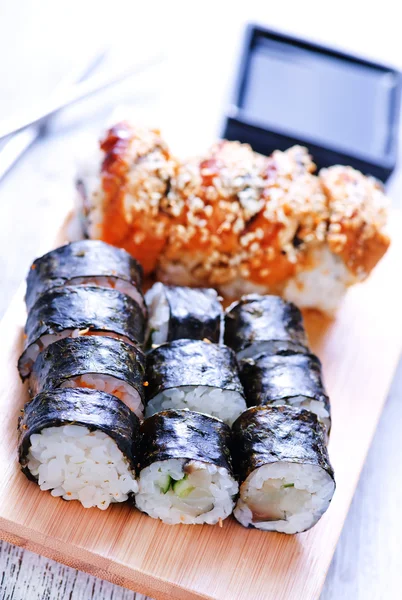 Färsk sushi på bricka — Stockfoto