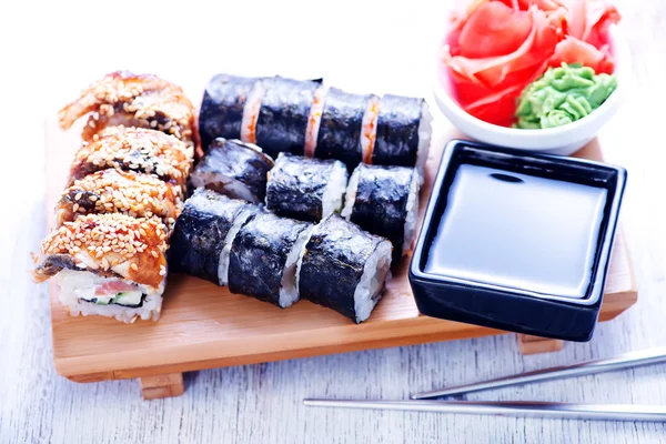Frisches Sushi auf Tablett — Stockfoto