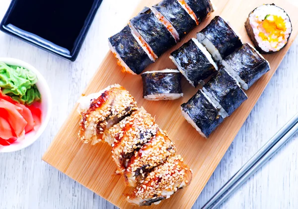 Färsk sushi på bricka — Stockfoto