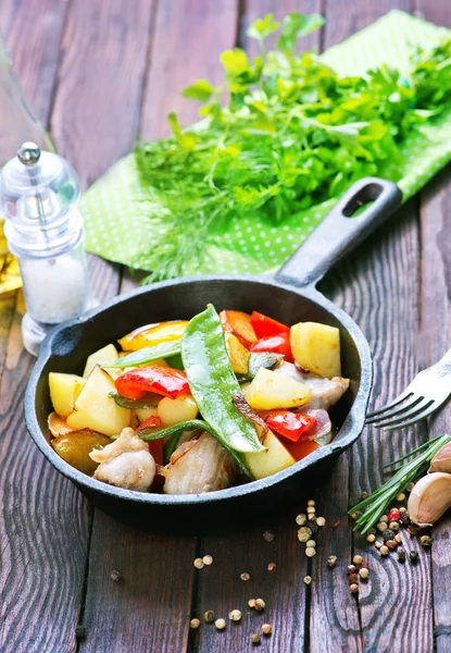 Carne fritta con verdure — Foto Stock