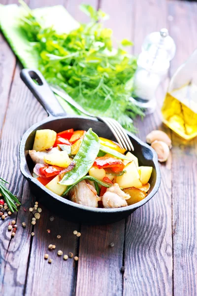 Carne fritta con verdure — Foto Stock